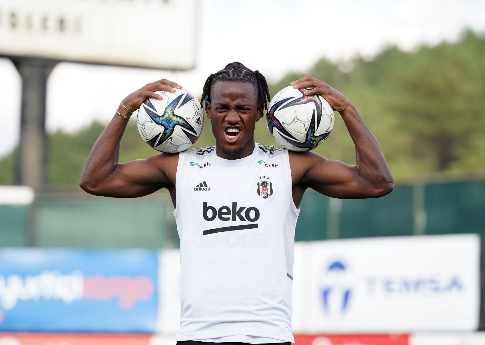 Michy Batshuayi basın mensuplarına poz verdi.