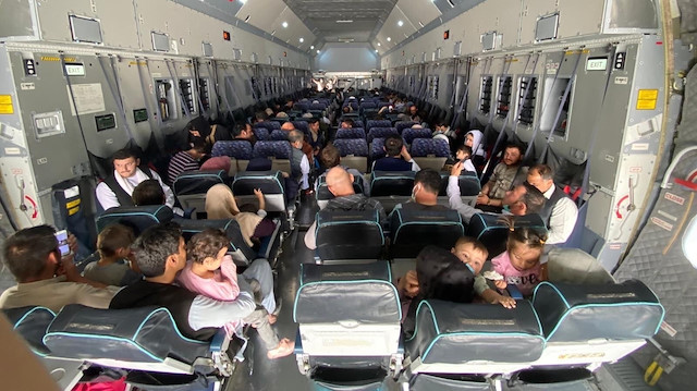 Kabil’deki Hamid Karzai Uluslararası Havaalanı’nda emniyetin sağlanmasıyla tahliyeler yeniden başladı.