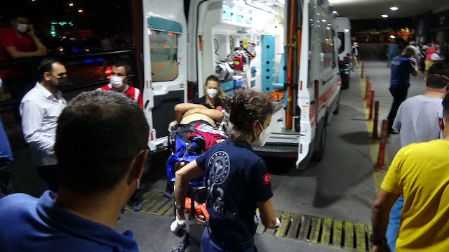 Ayağından yaralanan polis, ambulans ile Ege Üniversitesi Tıp Fakültesi Hastanesi'ne sevk edildi.