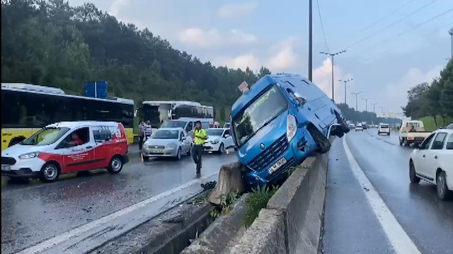 Sancaktepe'de TEM bağlantı yolunda zincirleme trafik kazası.