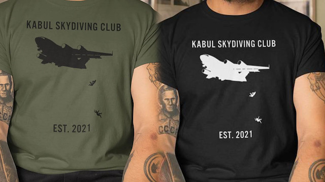 Afganistan'da uçaktan düşen insanların silüetlerinin resmedildiği tişört, ABD'de satışa sunuldu.
