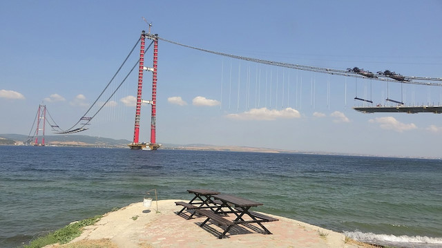 Dünyanın en büyük asma köprüsü unvanına da sahip olan köprünün32 bloktan oluşan ayakları 318 metrelik yüksekliğiyle 18 Mart Çanakkale Deniz Zaferi’ni simgeliyor.