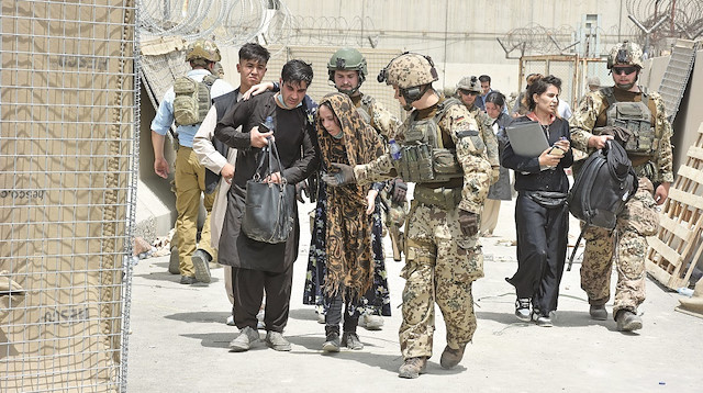 Taliban’ın kontrolü ele geçirdiği Afganistan’da ülkeden ayrılmak isteyen yüzlerce Afgan’ın Kabil Havalimanı önünde bekleyişi sürüyor.