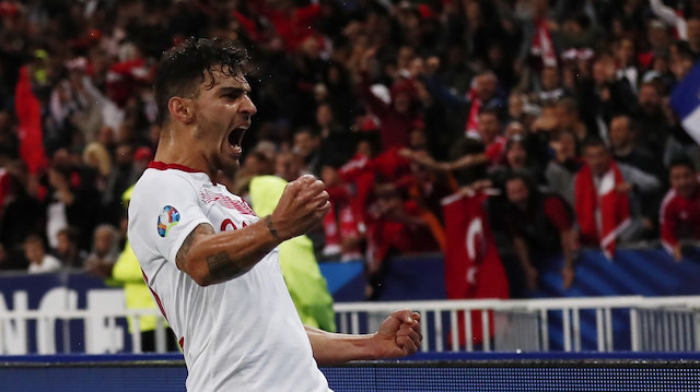 Milli formayla çıktığı 40 maçta 4 gol attı.