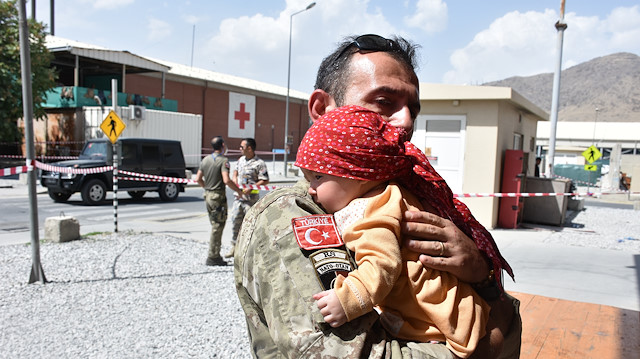 Mehmetçik şefkati: Türk askeri Kabil'deki kontrol noktasında annesinden ayrı düşen Hadiya bebeğe sahip çıktı