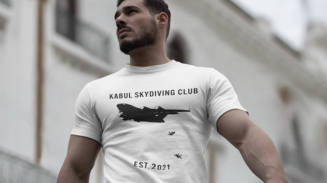 Skandal tişört: Uçaktan düşerek ölen Afganlarla dalga geçtiler 'Kabil Paraşütle Atlama Kulübü'