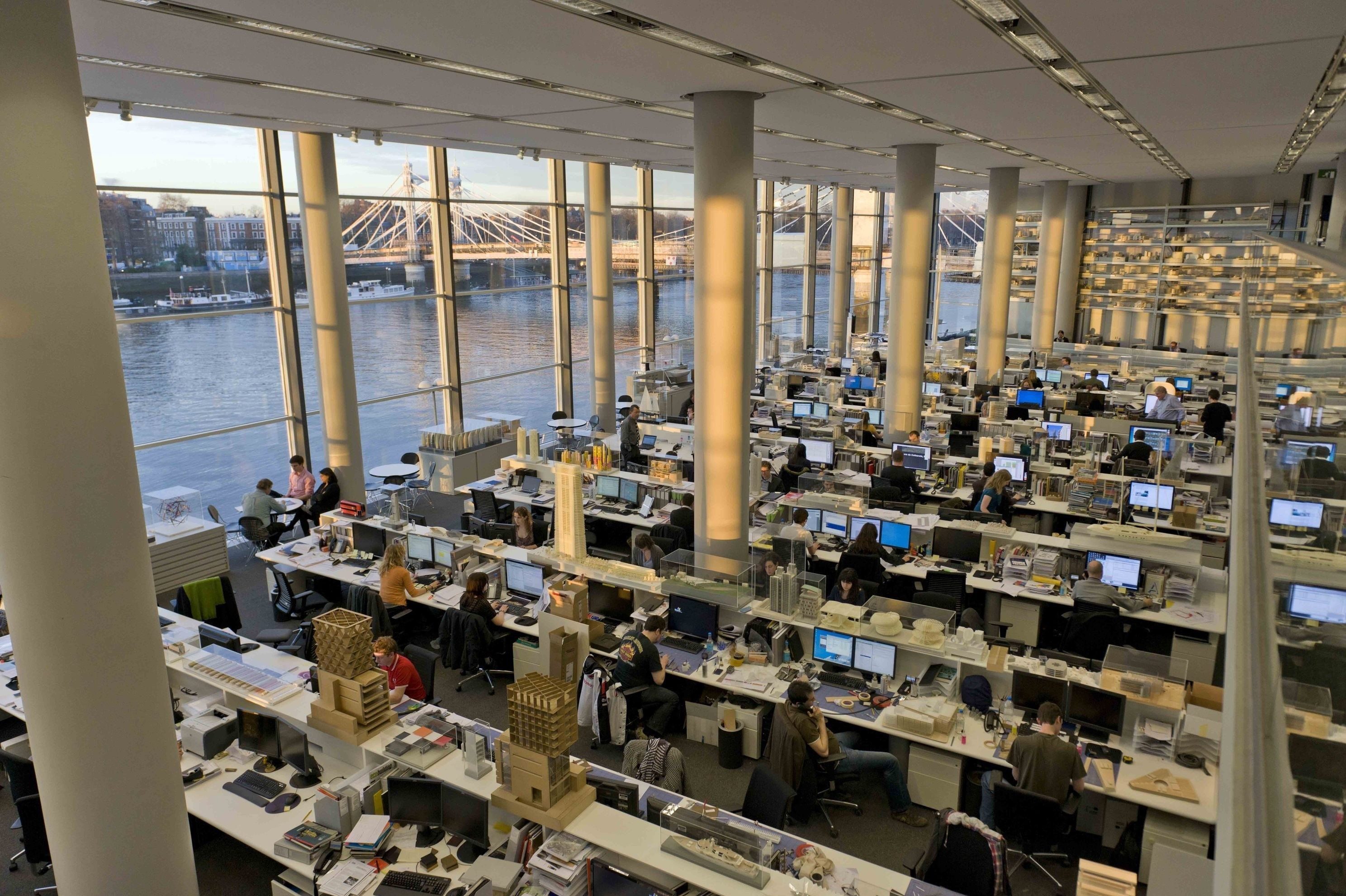 Ofislere dönüş Ocak 2022'ye kadar ertelendi. Tabii bu tarihten 1 ay önce personele durumla alakalı bilgi de verilecek.
