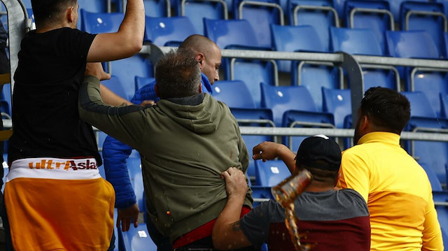 Galatasaraylı taraftaralar, kendilerini tahrik eden Randerslı taraftara saldırdı.