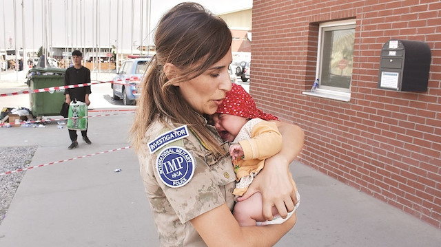 Türk askeri, bebeğin altını temizleyerek mama ile karnını doyurdu.