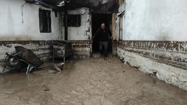 Kars'ta meydana gelen selde evleri su bastı.