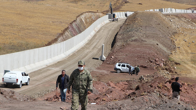 Sınırda beton duvar çalışmaları devam ediyor.