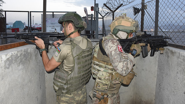 Hamid Karzai Uluslararası Havalimanı ve çevresinde Türkiye ve Azerbaycan askerleri omuz omuza görev yapıyor.