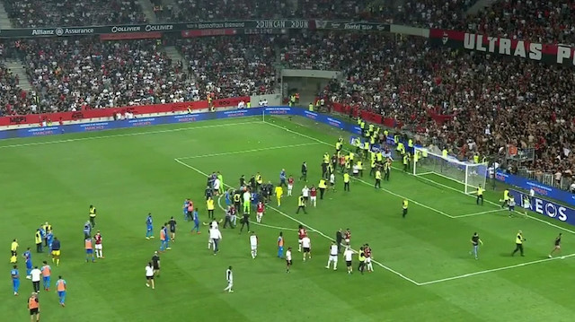 Nice-Marsilya maçında sahaya giren taraftarlar sebebiyle mücadele durdu.