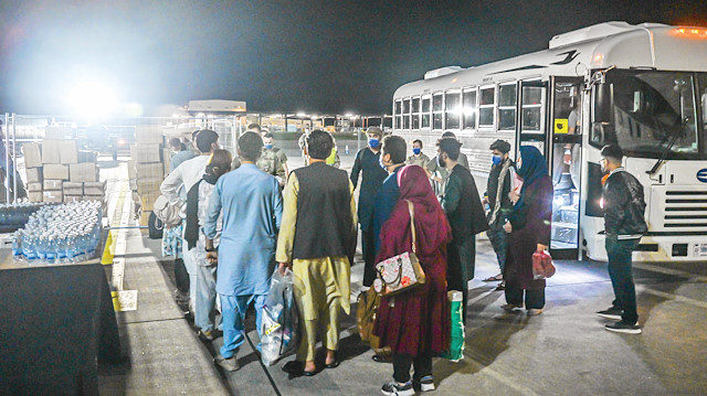 Ülkelerinden ayrılmak isteyen Afganlar