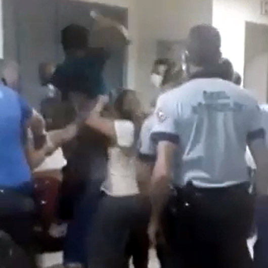 Enjeksiyon sırasında 'çocuğun kolunu acıttı' diyerek hemşirelere saldırdılar