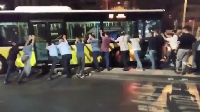 Üsküdar’da viraja hızla giren otobüs refüjde asılı kaldı.