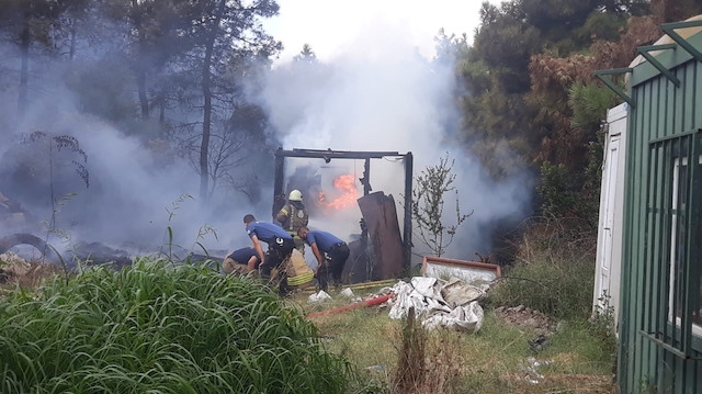 Maltepe'de atıkların bulunduğu alanda başlayan yangın ormana sıçradı.

