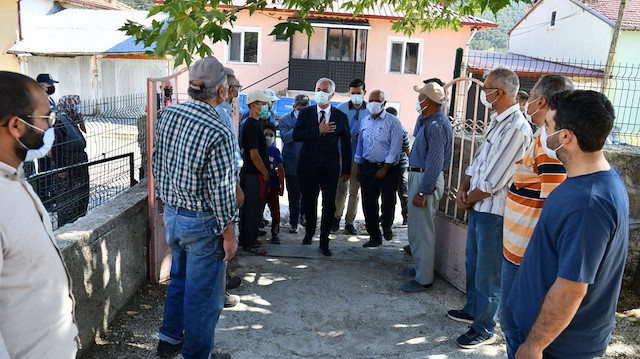 Vali Ömer Seymenoğlu, Keçiborlu'ya bağlı Özbahçe köyünde vatandaşlarla bir araya geldi. 
