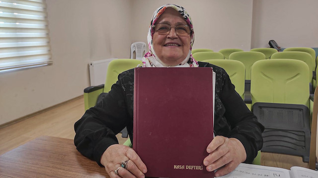 Dedesi istemediği için okula gönderilmeyen ve okuma yazma öğrenemeyen Başoğlu, 20 yaşında evlendi. Başoğlu, 37 yaşındayken 9 çocuğuyla İstanbul'a geldikten sonra çeşitli nedenlerle eşinden de boşandı.
<br><br>
Gündüzleri yemekhanede çalışarak 9 çocuğunu büyüten Başoğlu'nun okuma yazma öğrenme isteğiyse hiç dinmedi.
Tuzla Belediyesi Yaşlılar Merkezinde okuma yazma öğretildiğini öğrendiğinde hemen derslere başlayan Ayşe Başoğlu, 71 yaşında, 3 ayda okuma yazmayı öğrendi.
<br><br>
Bununla da yetinmeyen Başoğlu, Kovid-19 salgını döneminde, evinde bulduğu kasa defterine hayat hikayesini yazdı. Başoğlu'nun hayatını yazdığı kitap, Tuzla Belediyesi tarafından basılacak.