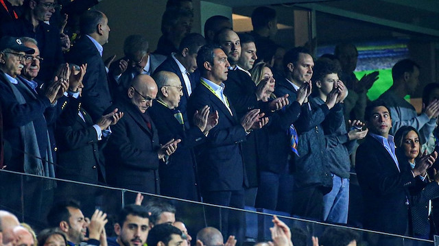 Fenerbahçe Başkanı Ali Koç, yönetim kurulu üyeleri ile birlikte maç izlerken