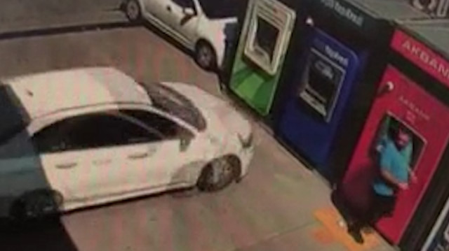 Ankara'da kontrolden çıkan otomobil, ATM'ye ok gibi saplandı