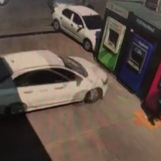 Ankarada kontrolden çıkan otomobil, ATMye ok gibi saplandı