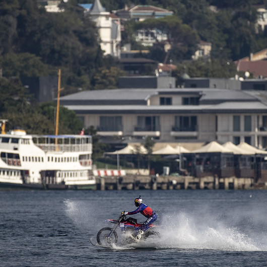 İnanılmaz başarı: Motosikletiyle 1.5 dakikada İstanbul Boğazını geçti