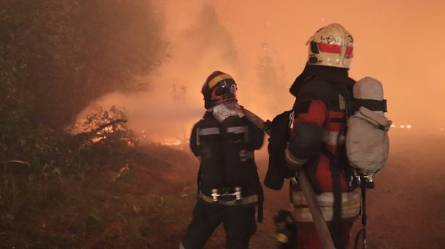 Halihazırda 15 aktif yangınla mücadele edilen bölgenin bazı noktalarında yangınların yerleşim alanları ve otoyollara sıçradığı aktarıldı.