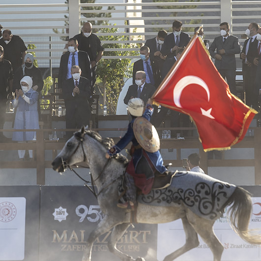 Cumhurbaşkanı Erdoğan Ahlatta atlı gösterileri izledi