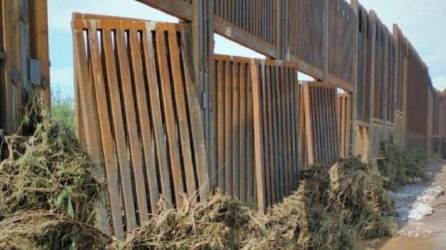 Trump'ın Arizona'da yaptırdığı duvar yıkıldı.
