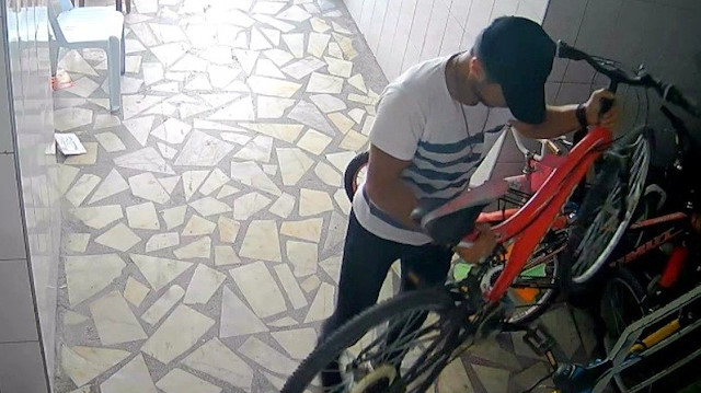 Hırsızın soğukkanlı tavırları güvenlik kamerasına yansıdı