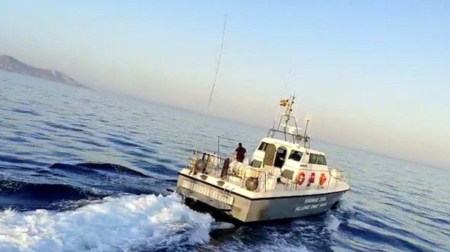 Taciz anı, teknede bulunan Mersinli bir balıkçı tarafından kaydedildi. 