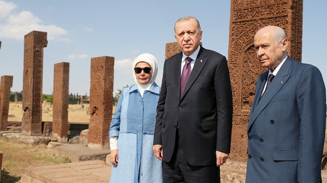Erdoğan ve MHP lideri Bahçeli dünyanın en büyük Türk İslam mezarlığı olma özelliğini taşıyan Selçuklu Meydan Mezarlığı’nı ziyaret etti.