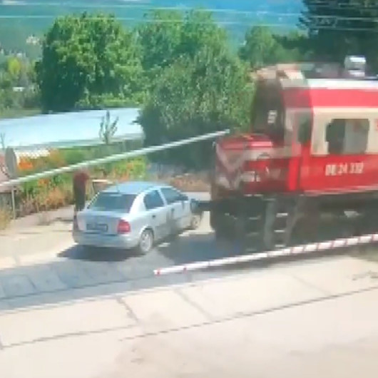 Amasyada tren otomobili biçti: Araç sürücüsü son anda kurtuldu