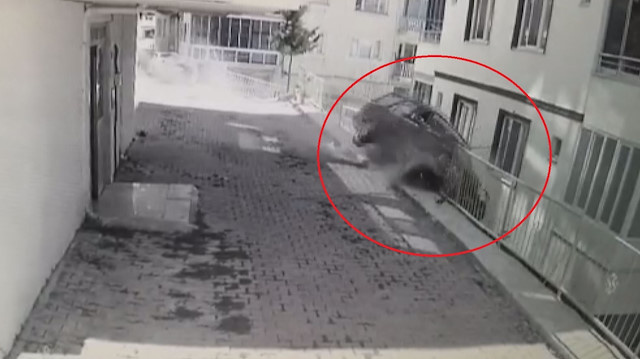 Otomobil yaklaşık 6 metre aşağıdaki bahçeye düştü.