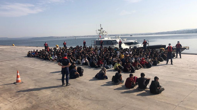 Kaçak göçmenler geri gönderme merkezine teslim edildi. 