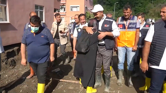 Bozkurt’taki sel felaketide mağdur olan vatandaş Bakan Kurum’u görünce ağlayarak sarıldı.