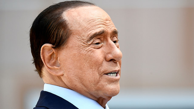 Berlusconi, geçen yıl koronavirüse yakalanmış ve pek çok kez hastaneye yatmak zorunda kalmıştı.