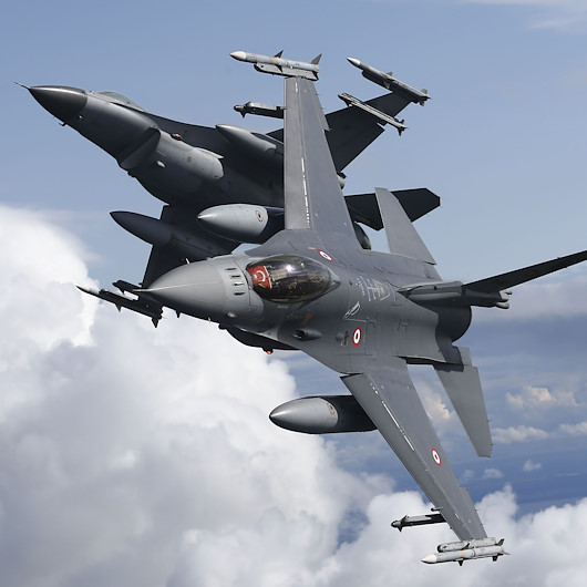 Türk F-16 savaş uçakları Polonya semalarında boy gösterdi