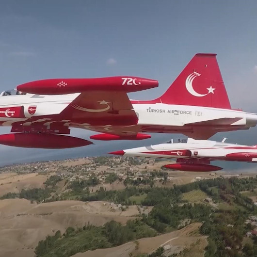 Türk Yıldızlarından Malazgirt Zaferinin 950nci yıl dönümü için nefes kesen gösteri