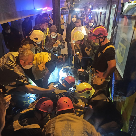 Aksaray durağında peron ile tramvay arasına sıkışan kişi kurtarıldı