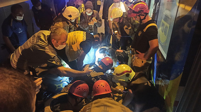 Aksaray durağında peron ile tramvay arasına sıkışan kişi kurtarıldı