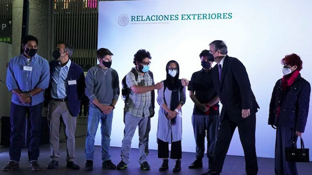 Gazetecileri, Meksika Dışişleri Bakanı ve beraberindeki heyet karşıladı.