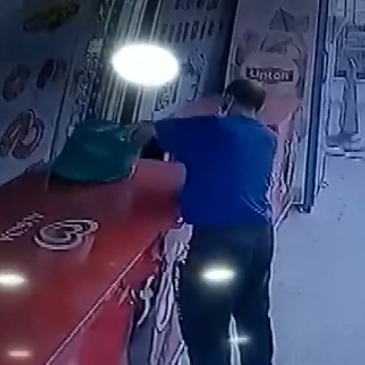 Küçükçekmecede market sahibinin poşetteki paralarını alıp kaçtı: O anlar kamerada