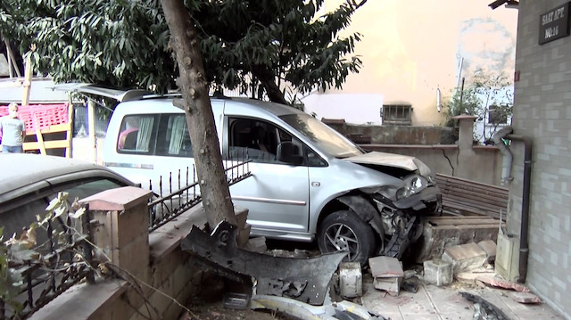 Kazada yaralanan olmazken, araçlarda ve bahçe duvarında hasar oluştu. 