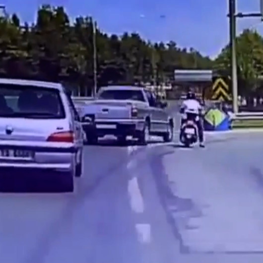Kocaelide hatalı sollama yapan otomobil motosikletliye böyle çarptı