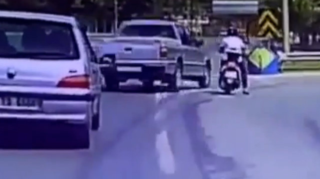 Kocaeli'de hatalı sollama yapan otomobil motosikletliye böyle çarptı