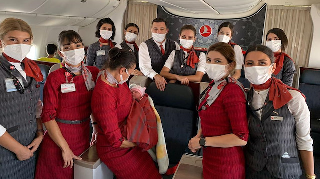 THY'nin tahliye uçuşunda Havva bebek dünyaya geldi