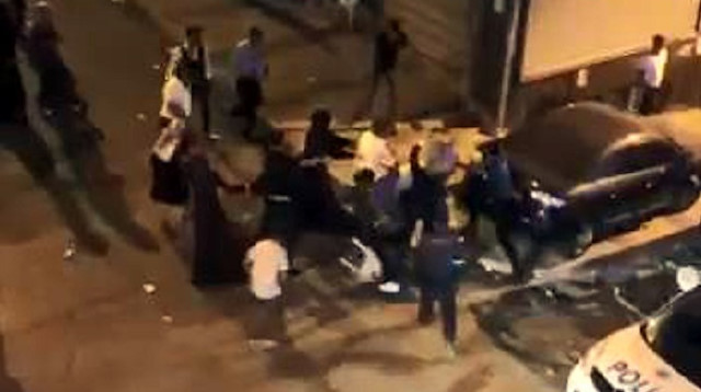 İstanbul Sultangazi'de yüksek sesle eğlence yapan şahıslar polise saldırdı.