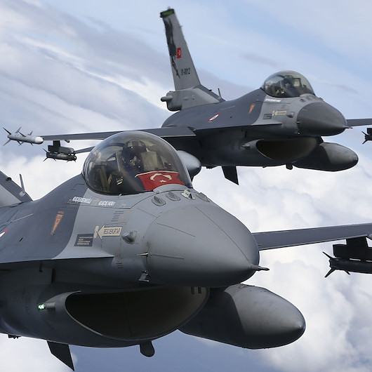 Polonya semalarında uçan Türk F-16ları göz doldurdu
